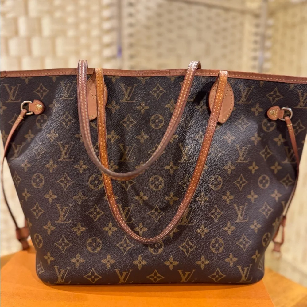 Louis Vuitton Neverfull MM Monogram - Picture 10 of 17